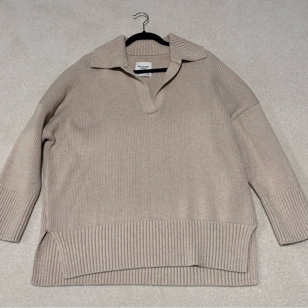 Abercrombie & Fitch Women's V-Neck Sweater in Cream